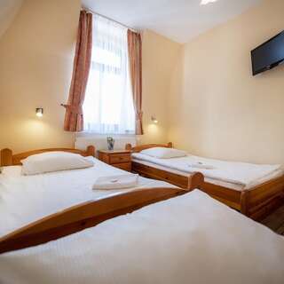 Отели типа «постель и завтрак» Dworek Galosa Строне-Слёнске Двухместный номер с двуспальной кроватью и дополнительной кроватью-1