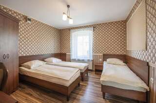 Отели типа «постель и завтрак» Dworek Galosa Строне-Слёнске Апартаменты с 3 спальнями (для 9 взрослых)-4