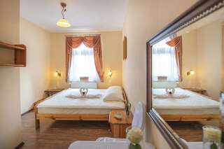 Отели типа «постель и завтрак» Dworek Galosa Строне-Слёнске Двухместный номер с 1 кроватью и собственной ванной комнатой-2