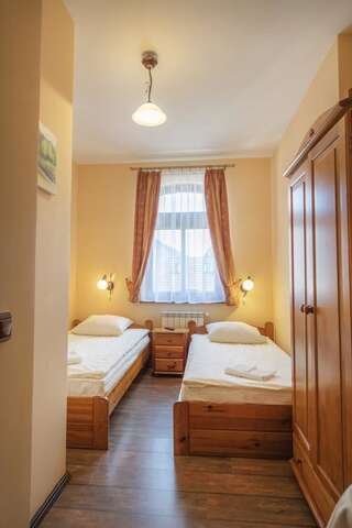 Отели типа «постель и завтрак» Dworek Galosa Строне-Слёнске Двухместный номер с 2 отдельными кроватями и собственной ванной комнатой-2